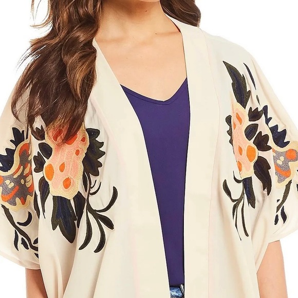 Gibson & Latimer Embroidered Kimono - Picture 11 of 15